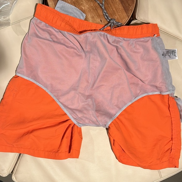 TOMMY BAHAMA Swimsuit trunks. LARGE - Picture 9 of 9